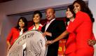 Der Chef der Fluglinie AirAsia, Azran Osman-Rani, zeigt eine riesige Version der indischen Rupie und wirbt damit für den ersten Flug der Billigairline. Dieser wird in Kuala Lumpur starten und in Neu Delhi enden. Die Fluglinie bietet für zwanzig Tage einen Beförderungspreis von 1 Rupie (2 Cent) plus Steuern an, um die Kunden auf sich aufmerksam zu machen. Foto: ap