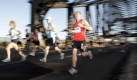 Doch die Harbor Bridge im australischen Sydney kann die Massen an Läufern aushalten, die sich beim Lauffestival für den Halbmarathon angemeldet haben und daher die Brücke passieren müssen. Foto: ap
