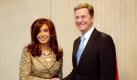 Die argentinische Präsidentin Cristina Fernandez de Kirchner und der deutsche Außenminister Guido Westerwelle (FDP) schütteln sich am Dienstag (05.10.2010) in Frankfurt am Main die Hände. Beide werden später bei der Eröffnungsveranstaltung der Buchmesse erwartet. Die weltweit größte Messe rund um gedruckte und elektronische Bücher findet vom 06. bis zum 10. Oktober 2010 statt. Argentinien ist das diesjährige Gastland. Foto: Frank Rumpenhorst dpa/lhe +++(c) dpa - Bildfunk+++ Foto: dpa