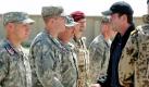 Verteidigungsminister zu Guttenberg hielt sich zum Zeitpunkt des Angriffs im Feldlager im nordostafghanischen Feisabad auf. Das Bild zeigt ihn bei der Ehrung von US-Soldaten im Feldlager Kunduz. Foto: dpa