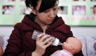 Eine arbeitslose Frau übt sich bei einem Berufstraining in Shenyang, China, im Füttern einer Babypuppe. China will Weiterbildungen für Erwerbslose weiter fördern, um die Beschäftigungsrate zu steigern.  Foto: dpa