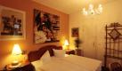 Im Zimmer von Hercule Poirot, einer Romanfigur von Agatha Christie, erinnert ein Bild an Sir Peter Ustinov, der in der Rolle des Kommissars brillierte. Außerdem gibt es eine Vielzahl von ... Foto: Krimihotel Hillesheim