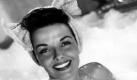 1921 - 2011

Sie war in den 1950er Jahren DIE Sexbombe neben Marilyn Monroe: Jane Russell. Der Milliardär Howard Hughes engagierte sie 1943 für den Western Geächtet. Auf dem Filmplakat wurde Jane Russells Oberweite ordentlich zur Geltung gebracht. Der Werbeslogan für Geächtet war etwas geschmacklos: «Es gibt zwei gewichtige Gründe, diesen Fim zu sehen.» Jane Russell verstarb am 28. Februar 2011. Foto: dpa