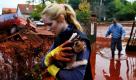 Tunde Erdelyi rettet ihre Katze aus ihrem völlig verschlammten Haus in  Devecser. Bei einem Unfall in einer Aluminiumfabrik in der Stadt sind mindestens drei Menschen ums Leben gekommen. 120 weitere Menschen wurden nach Behördenangaben verletzt, davon acht schwer, nachdem giftiger roter Schlamm aus der Fabrik ausgelaufen war. Bei dem roten Schlamm handelt es sich um ein giftiges Abfallprodukt aus der Aluminiumproduktion, in dem unter anderem Blei enthalten ist.  Foto: ap