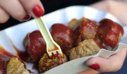 Die Currywurst ist eine Berliner Erfindung: Schöpferin ist Herta Heuwer, welche die gebratene Brühwurst mit Tomatenmark, Currypulver, Worcestershiresauce und weiteren geheimen Zutaten 1949 erstmals an ihrem Imbissstand anbot. Zehn Jahre später ließ die Dame das Gericht als Marke schützen. Inzwischen ist die Currywurst fast im Rentenalter, aber noch immer der Renner in deutschen Kantinen. Foto: dpa