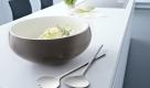 Köstliche Salate setzt das Salat-Set «Nuro» von WMF prima in Szene. Es beeindruckt durch sein besonders modernes Design. Die bauchige Form sowie das dazugehörige Salatbesteck sorgen für stilvolle Kontraste auf der Tafel. Erhältlich ist das Set in den Trendfarben Grau/Weiß, Weiß/Grün und Weiß im Fachhandel. Preis: 59,95 Euro. Foto: WMF