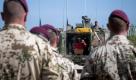 Der Sarg eines gefallenen Bundeswehrsoldaten steht am Ostersonntag im Feldlager des Wiederaufbauteams Kundus in Afghanistan waehrend einer Trauerfeier in einem Transportpanzer (Foto vom 04.04.10). Im Land Afghanistan ist am Freitag (02.04.10) etwas Schlimmes passiert. Drei deutsche Soldaten sind gestorben, mehrere wurden verletzt. Die Menschen in Deutschland haben an Ostern daran gedacht. (zu ddp-Text) Foto: Bundesregierung/Steffen Kugler/ddp Foto: ddp