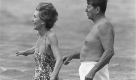Und dann gibt es noch die Wasserratten unter den Prsidenten. So stieg Ronald Reagan (1981 bis 1989) - wie hier auf dem Bild zu sehen - ebenso gerne ins khle Nass wie Gerald Ford (1974 bis 1977), der jeden Tag mehrere Bahnen im Pool des Weien Hauses zog und dabei bisweilen sogar Pressekonferenzen abhielt. Den Vogel schoss aber ein anderer ab... Foto: ap