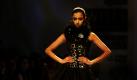 Ein indisches Model präsentiert eine Kreation des Designers Preeti Chandraat auf der Indian Fashion Week in Neu Delhi. Foto: ap