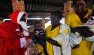 Ein Mann, der sich als Weihnachtsmann verkleidet hat, verteilt Süßigkeiten an Kinder in Harare, Simbabwe.  Foto: ap