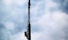 Ein Arbeiter klettert den 163 Meter hohen Funkturm in Moers hinauf, um die Antenne zu justieren. In den nächsten Tagen bleibt das Wetter in Deutschland wechselhaft, berichtete der Deutsche Wetterdienst. Foto: dapd