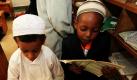 Kinder in einer Moschee rezitieren den Heiligen Koran anlässlich des Beginns des heiligen Monats Ramadan im kenianischen Nairobi. Muslime auf der ganzen Welt durchleben diese Zeit mit Fasten, dem Lesen des Korans und dem Speisen nach alten Bräuchen. Foto: ap