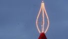 Der von Guinness als höchte Weihnachtskerze anerkannte rote Stumpen ist nicht aus Wachs, sondern eigentlich ein mittelalterlicher Turm. 41,70 Meter ist er hoch und wurde mit einem roten Umhang als Kerze verkleidet. 
 Foto: ddp