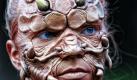 Verkleidet als Boro Madar schaut ein Teilnehmer des Conquest Of Mythodea auf dem Spielfeld bei Brokeloh (Kreis Nienburg) in die Kamera. Zum laut Veranstalter weltweit größten interaktiven Rollenspiel-Treffen haben sich mehr als 7000 Teilnehmer eingefunden.Schauplatz des mehrtägigen Spektakels ist ein altes Rittergut. Foto: dpa
