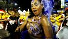 Eine Frau tanzt zu rhythmischen Klängen beim Straßenumzug des Karnevals in Montevideo, Uruguay. Foto: ap