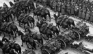 ARCHIV - Blick auf die Truppenparade der Wehrmacht am 5. Oktober 1939 in Warschau. Am 1. September 1939 um 4:45 Uhr hatte das Linienschiff 'Schleswig-Holstein' das Feuer auf die polnischen Befestigungen auf der Westerplatte vor Danzig eröffnet. Der 'Fall Weiß', der geplante deutsche Überfall auf Polen ohne Kriegserklärung (sog. 'Blitzkrieg') am 01.09.1939 markiert den Beginn des Zweiten Weltkriegs. dpa (zu dpa Themenpaket zum 70. Jahrestag Ausbruch des Zweiten Weltkriegs vom 31.08.2009 - nur s/w) +++(c) dpa - Bildfunk+++ Foto: dpa