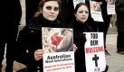 Aktivisten der Tierschutzorganisation Peta demonstrieren vor der Internationalen Tourismusbörse ITB in Berlin gegen die Verstümmelung von Schafen bei der australischen Wollproduktion. Nach Angaben der Tierschützer werden den Tieren dabei große Haut- und Fleischlappen vom Hinterteil abgeschnitten.  Foto: dpa