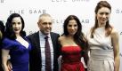 Der Modedesigner Elie Saab ist gern in guter Gesellschaft. Auf der Pariser Haute Couture Fashion Show posiert er mit Dita Von Teese (links) und den Schauspielerinnen Elsa Pataky (Zweite von rechts)und Olga Kurylenko (rechts). Foto: ap