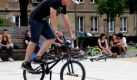 Auf dem BMX-Rad zu balancieren, sieht oft leichter aus als es ist und erfordert ebenfalls intensives Training. Foto: news.de