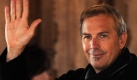Der US-amerikanische Schauspieler und Musiker Kevin Costner winkt am Mittwoch nach seinem Eintrag ins Goldene Buch der Hansestadt Bremen. Costner tritt am Mittwoch mit seiner Band Modern West in Bremen auf. Foto: dpa