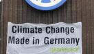 «Climate Change made in Germany» - gegen das Auto als Umweltsünder gibt es immer wieder Proteste. Hier per Transparent und... Foto: dpa