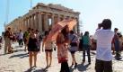 Auf dem Hügel der Akropolis rund um das Parthenon in Athen war es in diesem Jahr vermutlich nicht ganz so eng wie sonst: Die Einnahmen der Tourismusbranche fielen in der Hauptreisezeit in diesem Jahr um zehn Prozentpunkte. Der Toursismus ist für Griechenland die wichtigste Einnahmequelle. Foto: dpa