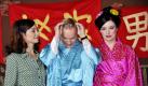 Rolf Anschütz (Uwe Steimle) steht zwischen zwei Frauen - seiner eigenen, Ingrid Anschütz (links, gespielt von Julia Richter), und der Kellnerin Geisha Gisela (Ina Paule Klink). Foto: news.de