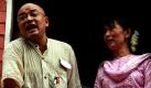 Der Satiriker Zargana und Politikerin Aung San Suu Kyi rufen vom Fenster aus ihren Sympathisanten zu. Heute feierten sie gemeinsam mit ihren Anhängern in Myanmar den 49. Geburtstag des ehemaligen Studentenführers Min Ko Naing. Naing sitzt seit 2007 eine Haftstrafe von 65 Jahren ab.  Foto: dpa