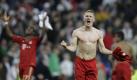 Bastian Schweinsteiger schreit seine Freude heraus. Zuvor hielt er wacker durch. Nach seiner Verletzungspause stand der Bayern-Boss 120 Minuten auf dem Rasen. Foto: dapd
