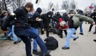 Extreme Nationalisten schlagen die Gegendemonstranten. Anlass für die Ausschreitungen ist der Tag der Einheit des Volkes, welcher 2005 eingeführt wurde. Foto: ap