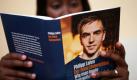 Eine Frau liest in München in dem Buch «Der feine Unterschied» von Fußballprofi Philipp Lahm. Die Autobiografie, die schon im Vorfeld der Veröffentlichung für Diskussionen und viel Ärger gesorgt hat, ist seit heute im Handel erhältlich.  Foto: dpa