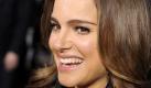 Der Ballet-Thriller Black Swan ist preisverdächtig. Hauptdarstellerin Natalie Portman wird als Oscar-Kandidatin gehandelt. Portman mimt eine Ballettänzerin. Für ihre Rolle soll die Schauspielerin monatelang trainiert und Ballettstunden genommen haben. Und es hat sich gelohnt: Der Zuschauer nimmt ihr die Rolle der verzweifelten Schwanen-Prinzessin in jeder Sekunde ab. Foto: dpa