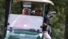Ist es Sport oder eher ein Beratungsgespräch für Obama? Der ehemalige US-Präsident Bill Clinton sitzt zusammen mit Amtsinhaber Barack Obama im Golf-Caddy. Die beiden spielten eine Partie auf dem Gelände der Andrews Air Force Base in der Nähe von Washington D.C. Foto: dapd