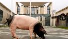 Ein Schwein vor dem Bundeskanzleramt in Berlin macht auf eine Protestaktion zum Dioxinskandal aufmerksam. 20 Schweine aus der Bäuerlichen Erzeugergemeinschaft Schwäbisch Hall grasten eine knappe Stunde vor dem Kanzleramt. Dioxin in unseren Lebensmitteln ist nur das Symptom einer verfehlten Agrarpolitik, die Risikotechnologien wie Gentechnik zulässt und auch noch massiv fördert, so Rudolf Bühler, Öko-Bauer und Vorsitzender der Gemeinschaft. Foto: dapd