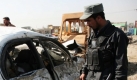 Ein afghanischer Sicherheitsbeamter untersucht das Auto, mit dem sich ein Selbstmordattentäter vor dem US-Militärstützpunkt in Kabul in die Luft jagte. Bei dem Anschlag kamen mindestens zwei Menschen ums Leben und sechs wurden verletzt. Foto: dpa