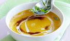 Kürbis-Ingwer-Suppe
Zutaten: 300 g Hokkaido-Kürbis, 30 g frische Ingwerwurzel, 1 Zwiebel, 2 El Olivenöl, 500 g Gemüsebrühe, 3 EL Fruchtaufstrich (z.B. Du darfst Tropic), 80 ml Sahne oder Rama Cremefine, 100 ml Orangensaft, Salz, Pfeffer, 1 Tl Kürbiskernöl, 1 El Curry
Zubereitung: Hokkaido-Kürbis putzen und in Stücke schneiden. Ingwer und Zwiebel schälen und in grobe Stücke schneiden. Olivenöl in einem Topf erhitzen. Kürbis, Ingwer und Zwiebel darin andünsten, mit Curry bestäuben und kurz anschwitzen. Mit Brühe ablöschen. Fruchtaufstrich zugeben und 20 Minuten bei mittlerer Hitze köcheln lassen. Zuletzt Sahne sowie Orangensaft dazugeben, die Suppe pürieren und mit Salz und Pfeffer abschmecken. Auf Tellern verteilen. Nach Belieben mit ein paar Tropfen Kürbiskernöl, einem Klecks Sahne und etwas Majoran servieren. Foto: Unilever