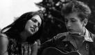 Kaum ein Musiker hatte so viel Einfluss auf die Popmusik wie Bob Dylan, aber Anfang der Sechziger war der kleine Bob noch unbekannt. Die Sängerin Joan Baez war bei ihrem ersten Zusammentreffen mit Dylan schon eine etablierte Sängerin, doch sie war sofort beeindruckt von Dylans herausragendem Talent. Baez nahm den jungen Mann regelmäßig bei ihren Konzerten mit auf die Bühne und sang seine Songs  daraus entwickelte sich eine Liebesgeschichte. Das Lied It Ain't Me, Babe handelte jedoch von den zu großen Erwartungen der Sängerin an Dylan. Foto: Mädchen aus dem Song/Schwarzkopf&Schwarzkopf