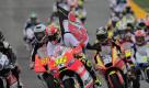 MotoGP-Fahrer Valentino Rossi hält eine Flagge mit der Startnummer 58 in die Höhe. Diese Nummer trug der beim Malaysia-Grand-Prix gestorbene Landsmann Marco Simoncelli. Beim WM-Finale im spanischen Valencia wurde Stefan Bradl Moto2-Weltmeister. Foto: dapd