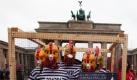 Aktivisten der Tierschutzorganisation Vier Pfoten protestieren vor dem Brandenburger Tor in Berlin mit Hühnermasken und Sträflingskleidung gegen Käfighaltung von Hühnern. Die Aktion fand unter dem Motto 113 Millionen mal lebenslänglich statt. Foto: dapd