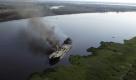 Rauch wabert über den Rio Paraguay: Der argentinische Tanker Polaris hatte Feuer gefangen, nachdem er in der Nähe von Villeta City mit einem paraguayanischen Schlepper kollidiert war. Der Tanker transportiert tausende Liter Öl. Überlende des Unglücks berichteten, alle Crewmitglieder hätten überlebt. Aus politischen Kreisen heißt es aber, dass vier Menschen noch vermisst werden.
 Foto: dapd