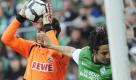 Der Kölner Torwart Thomas Kessler (l.) fängt einen Ball vor dem peruanischen Werder-Stürmer Claudio Pizarro ab. Foto: ddp
