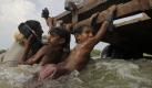 Fünf Millionen Kinder leider unter den Wassermassen, die Tod und Hunger ins Land gebracht haben. Noch immer ist das gesamte Ausmaß der Katastrophe nicht abzusehen. Unterdessen nehmen Plünderungen im Land zu... Foto: ap