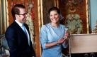 Die schwedische Kronprinzessin Victoria und ihr Verlobter Daniel Westling nehmen auf einem Empfang im königlichen Schloss in Stockholm das Hochzeitsgeschenk der schwedischen Regierung entgegen. Am 19. Juni werden die beiden im Dom «Storkyrkan» in Stockholm heiraten.  Foto: ap