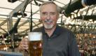 Der US-Schauspieler Dennis Hopper hält am Samstag (30.09.2006) bei seinem Besuch im Schottenhamel-Festzelt auf dem Münchner Oktoberfest eine Maß Bier in der Hand. Foto: Ursula Düren dpa/lby +++(c) dpa - Bildfunk+++ Foto: dpa