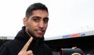 Amir Khan, der Träger des Meistergürtels der WBA im Leicht-Weltergewicht, posiert nach einer Pressekonferenz in New Castle, Großbritannien. Amir Khan ist praktizierender Moslem und wird demnächst gegen den geborenen Ukrainer und praktizierenden Juden Dimitrij Salita antreten.  Foto: ap