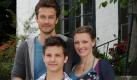 Mit der Jubiläumsstaffel kommt eine neue Aufgabe auf den Landarzt zu. Er wird Vater. Die glückliche Familie von links nach rechts: Wayne Carpendale als Jan Bergmann, Niklas Tschernich als Ziehsohn Florian Jantzen und Caroline Scholze als die Ehefrau des Doktors, Maren Jantzen. Foto: dpa