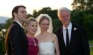 Am romantischen Ufer des Hudson versprachen sie sich im August die Ehe: Cheslea Clinton und der Investmentbanker Marc Mezvinsky. Gefeiert wurde im 8000-Einwohner-Örtchen Rhinbeck, wo VIP-Alarm herrschte. Anders als vermutet, ließ sich zwar Barack Obama auf der Hochzeit nicht blicken, dafür standen Regisseur Steven Spielberg und Talkshow-Star Oprah Winfrey auf der Gästeliste. Foto: ap