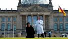 Als ein Affe und Forschungsministerin Schavan verkleidete Aktivisten des Deutschen Tierschutzbundes posieren vor dem Reichstag in Berlin. Der Tierschutzbund begrüßt die  Absicht der Europäischen Kommission,  Regelungen im Bereich Tierversuche klarer zu formulieren und zu verbessern. Foto: dpa