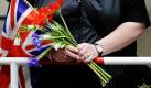 Ein Fan wartete vor der britischen Botschaft in Berlin mit Blumen und einer britischen Fahne auf die Ankunft des britischen Thronfolgers Prinz Charles und seiner Frau Camilla Parker Bowles. Charles und Camilla hielten sich zu einem zweitägigen Besuch in Deutschland auf.
 Foto: ddp