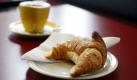 In Italien, Frankreich und auch Spanien fällt das Frühstück weniger üppig aus: Ein schneller Kaffee und ein Croissant oder Hörnchen (Cornetto) reichen. Dafür gibt es zur Mittagszeit ein Petit Dejeuner - ein kleines Mittagessen - oder zweites Frühstück. Abends wird dann mit mehreren Gängen reichlich aufgetischt. Foto: dpa